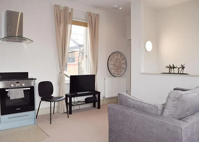 Stylish Light-Filled 1 Bedroom Flat In Hammersmith